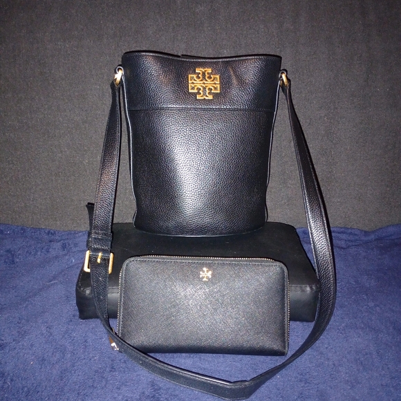 Tory Burch Handbags - Tory Burch Britten Bucket Bag With Tory Burch Wallet